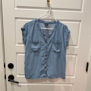 J. Jill Light Wash Chambray Denim Button-Front Cap Sleeve Top